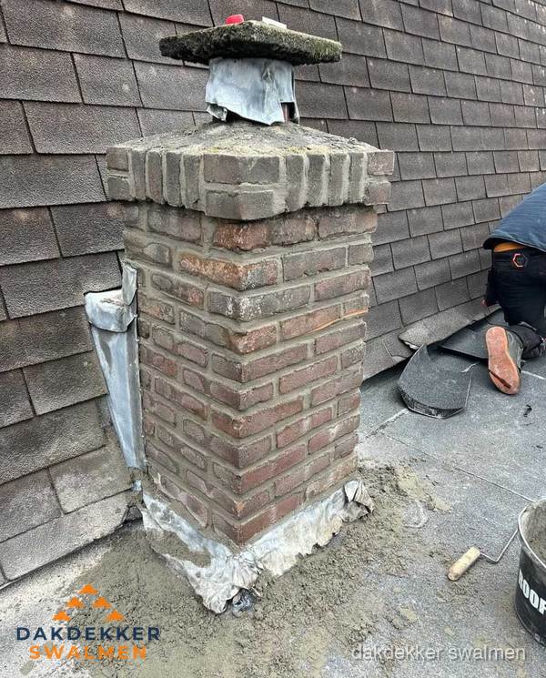 Schoorsteen reparatie met lood en voegwerk op leien dak in Swalmen Schoorsteen reparatie met lood en voegwerk op leien dak in Swalmen