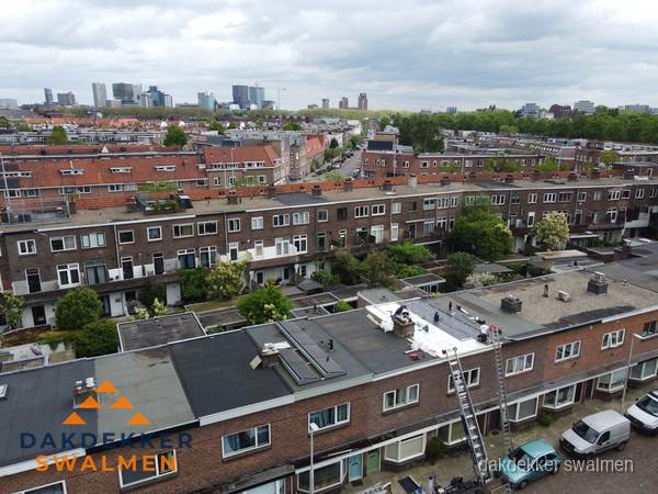 Spoed dakdekker aan het werk op plat dak in woonwijk Swalmen