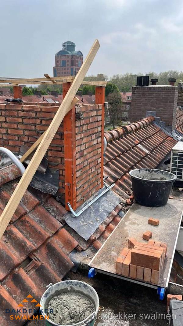 Schoorsteen renovatie met metselwerk op schuin dak in Swalmen Schoorsteen renovatie met metselwerk op schuin dak in Swalmen
