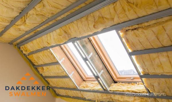 Schuin dak isoleren met glaswol bij dakraam in Swalmen Schuin dak isoleren met glaswol bij dakraam in Swalmen