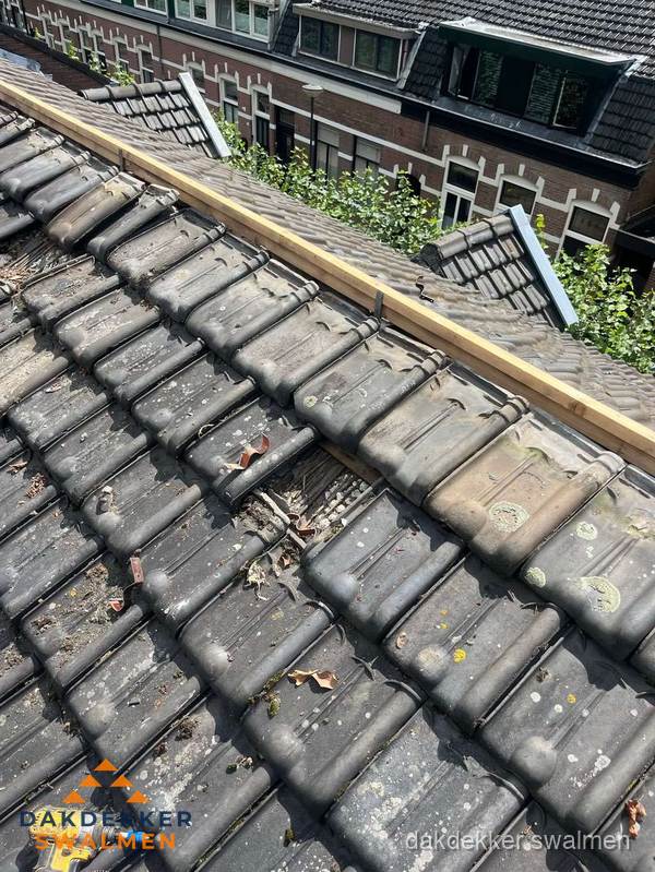 Dakonderhoud aan schuin pannendak met nokvernieuwing in Swalmen Dakonderhoud aan schuin pannendak met nokvernieuwing in Swalmen