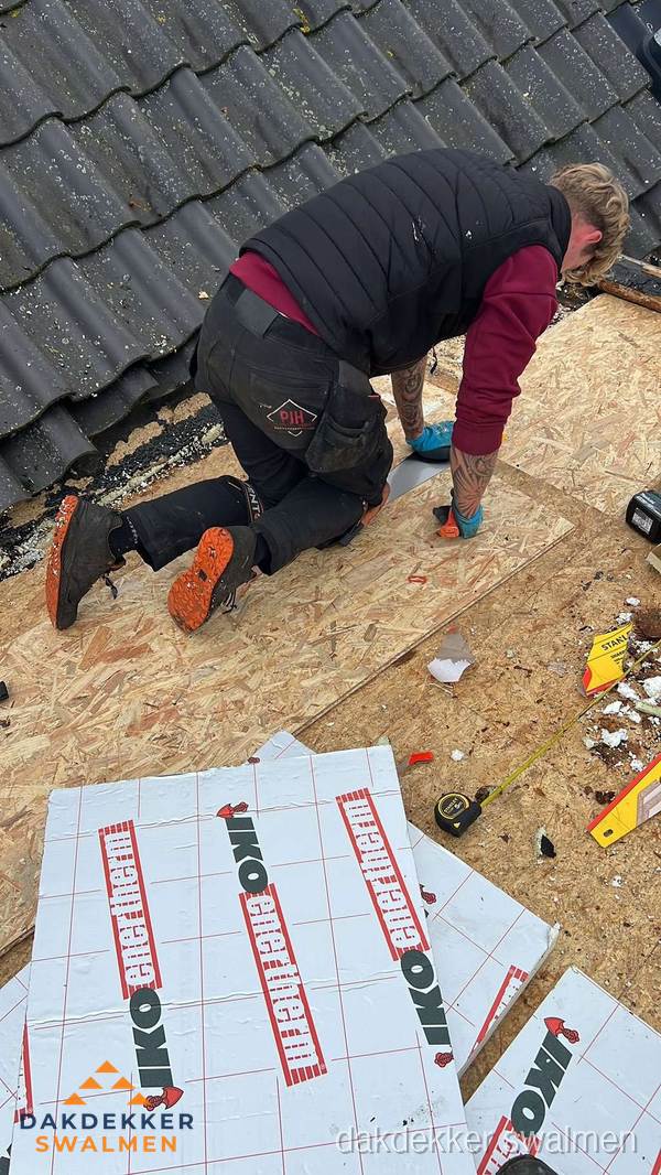 Dakdekker plaatst PIR-isolatieplaten op plat dak in Swalmen