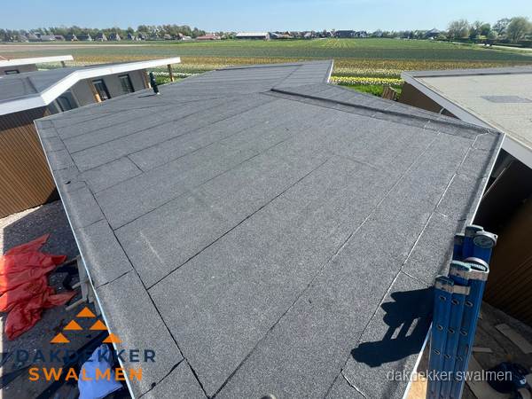 Nieuw bitumen plat dak met uitzicht over landschap in Swalmen Nieuw bitumen plat dak met uitzicht over landschap in Swalmen