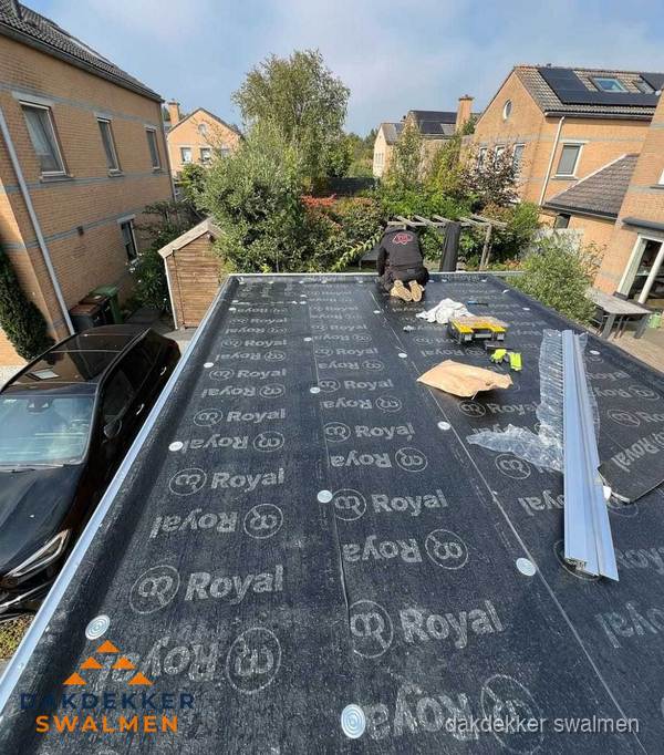 Dakdekker aan het werk op plat dak renovatie in Swalmen
