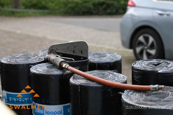 Rollen bitumen dakbedekking EshaGum klaar voor installatie in Swalmen Rollen bitumen dakbedekking EshaGum klaar voor installatie in Swalmen