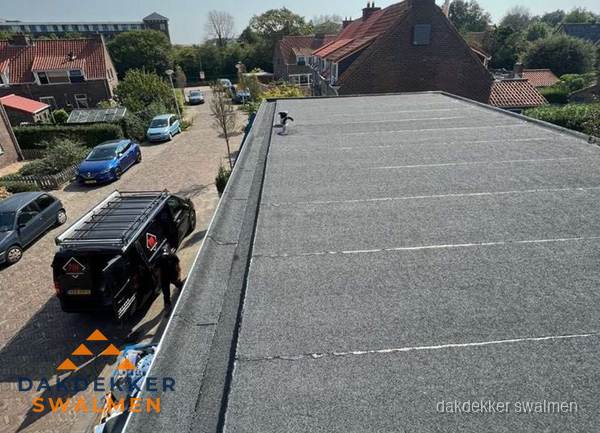 Nieuw bitumen plat dak met uitzicht over woonwijk in Swalmen Nieuw bitumen plat dak met uitzicht over woonwijk in Swalmen