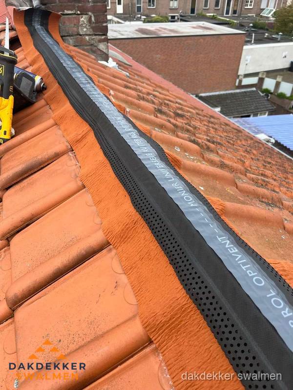 Nokventilatie installeren op hellend pannendak in Swalmen Nokventilatie installeren op hellend pannendak in Swalmen