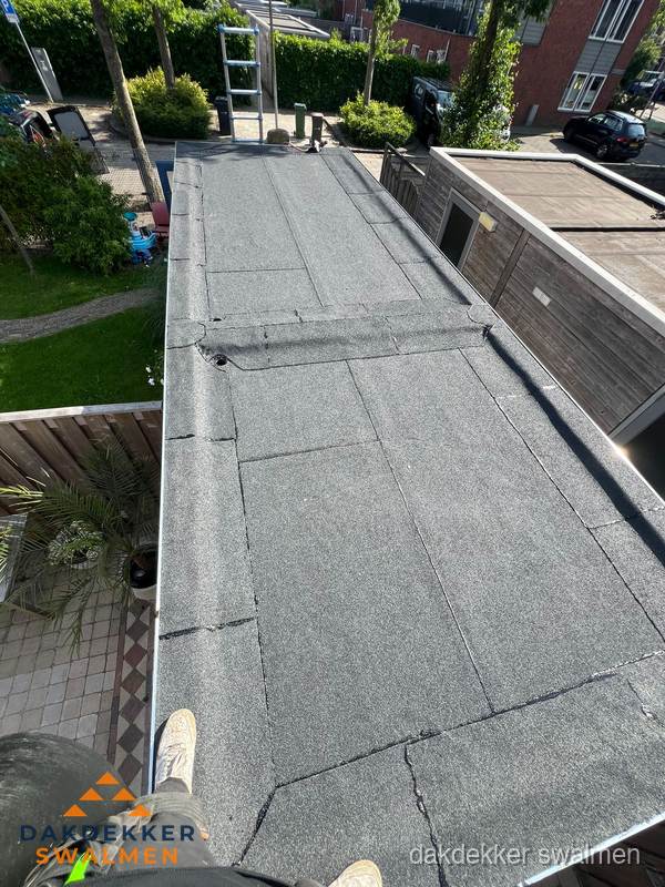 Bitumen plat dak rijtjeswoning vanuit dakdekker perspectief in Swalmen Bitumen plat dak rijtjeswoning vanuit dakdekker perspectief in Swalmen