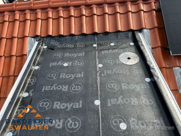 Nieuw dak met dakpannen en Royal onderlaag bij woning in Swalmen Nieuw dak met dakpannen en Royal onderlaag bij woning in Swalmen