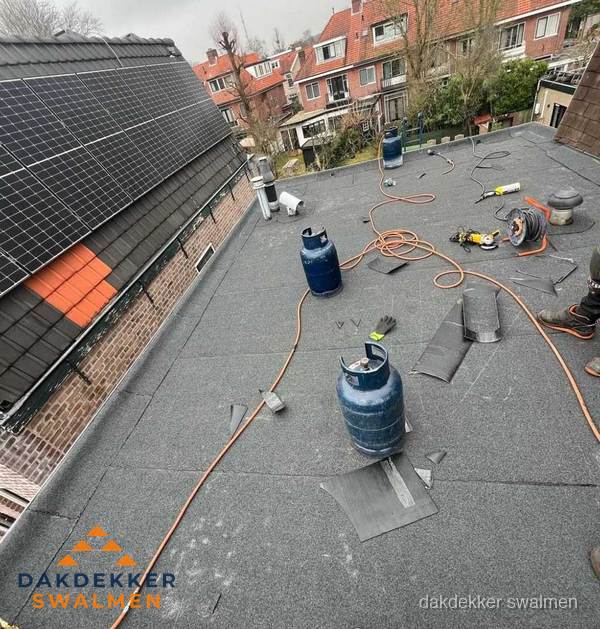 Daklekkage repareren met brandgereedschap op plat dak in Swalmen Daklekkage repareren met brandgereedschap op plat dak in Swalmen