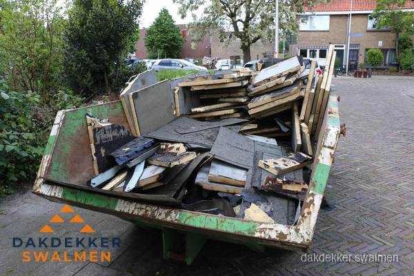 Puincontainer met oud dakmateriaal na dakrenovatie in Swalmen Puincontainer met oud dakmateriaal na dakrenovatie in Swalmen