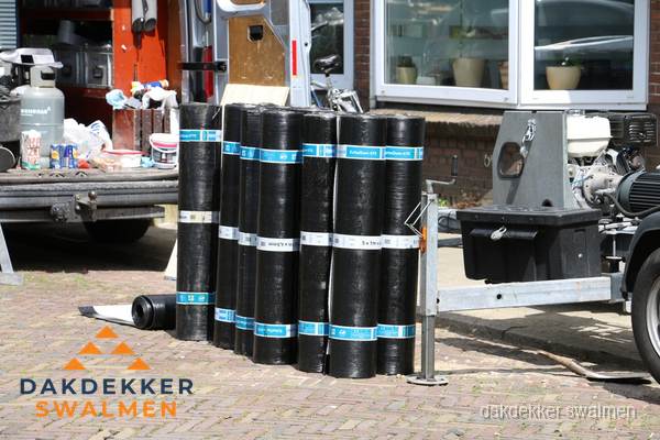 Rollen bitumen dakbedekking klaar voor daklekkage reparatie in Swalmen Rollen bitumen dakbedekking klaar voor daklekkage reparatie in Swalmen