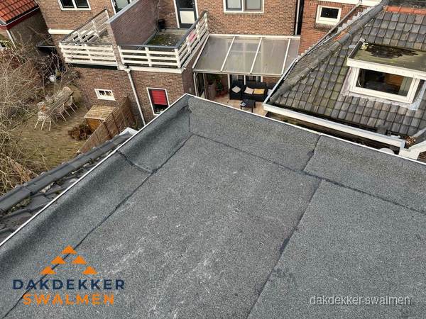 Overzicht plat dak met dakgoot in woonwijk Swalmen Overzicht plat dak met dakgoot in woonwijk Swalmen