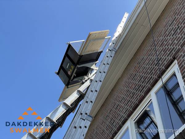 Dakgoot vervangen met dakdekkerslift in Swalmen Dakgoot vervangen met dakdekkerslift in Swalmen