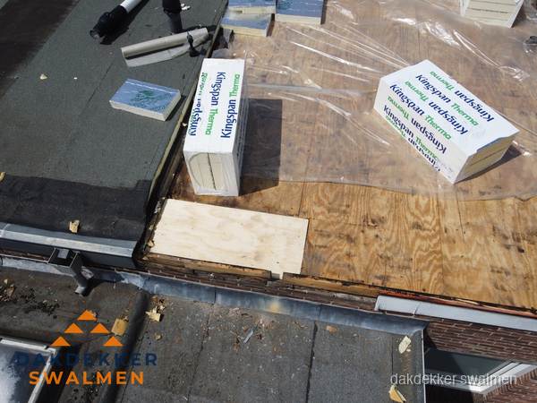 Plat dak isolatie met Kingspan isolatieplaten tijdens renovatie in Swalmen Plat dak isolatie met Kingspan isolatieplaten tijdens renovatie in Swalmen