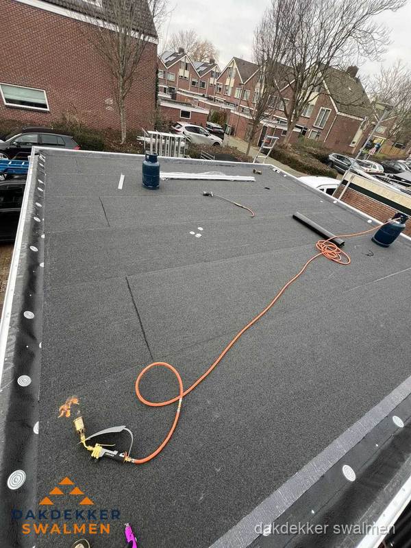 Afgewerkte dakrenovatie met bitumen op plat dak in Swalmen Afgewerkte dakrenovatie met bitumen op plat dak in Swalmen