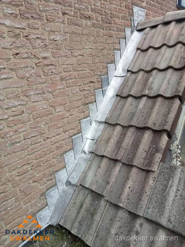 Loodslabben langs dakaansluiting bij bakstenen muur in Swalmen Loodslabben langs dakaansluiting bij bakstenen muur in Swalmen