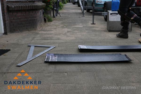 Dakbedekkingsmateriaal en zinkwerk klaargelegd voor reparatie in Swalmen Dakbedekkingsmateriaal en zinkwerk klaargelegd voor reparatie in Swalmen